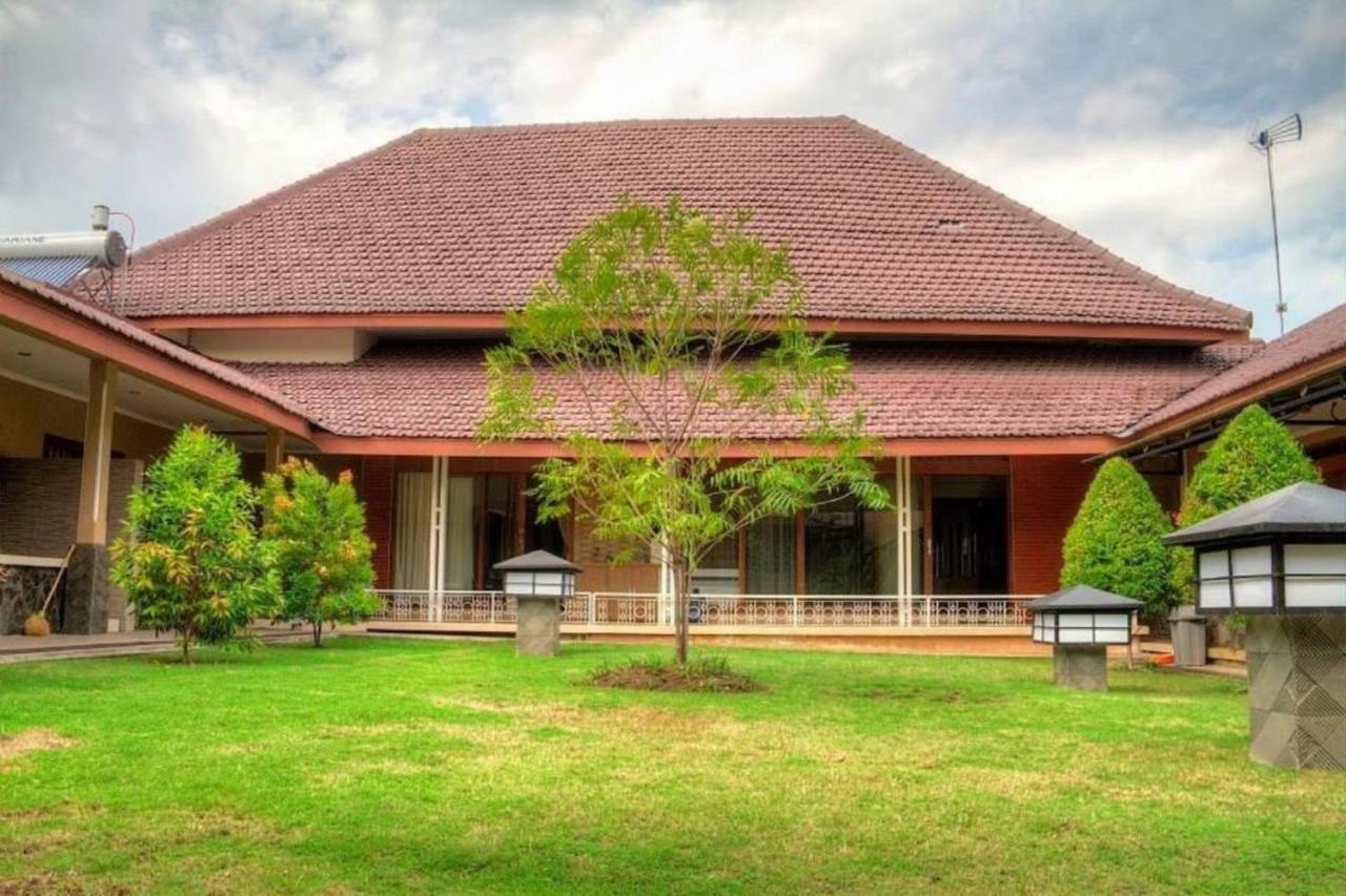 Kartika Syariah Guest House Solo Exterior foto