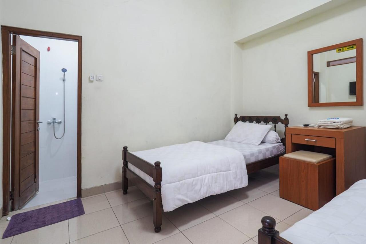 Kartika Syariah Guest House Solo Exterior foto