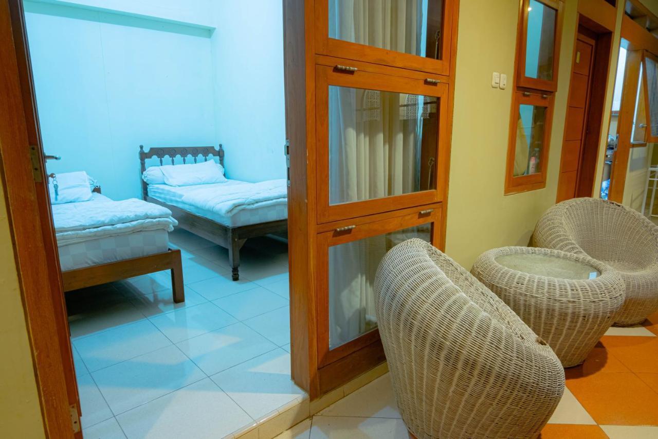 Kartika Syariah Guest House Solo Exterior foto