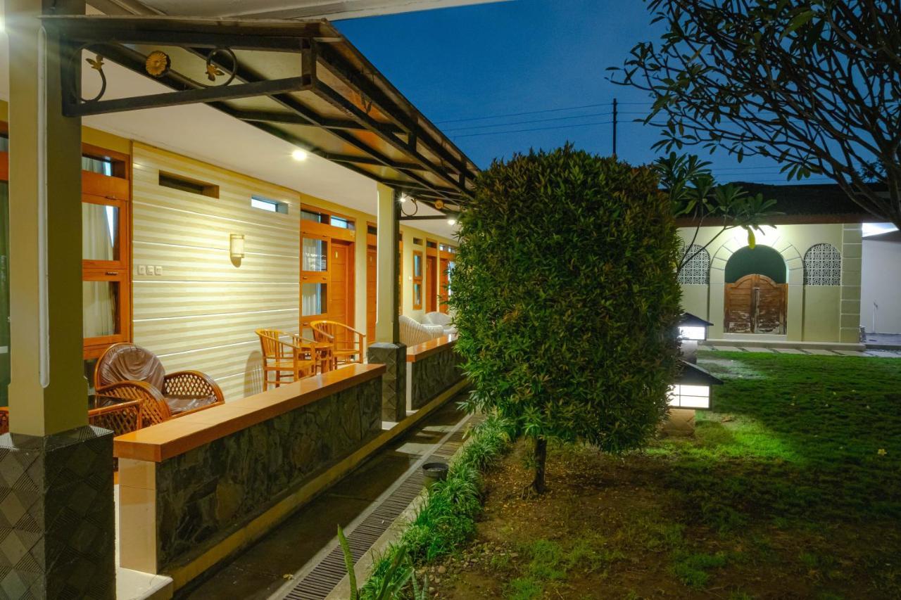Kartika Syariah Guest House Solo Exterior foto