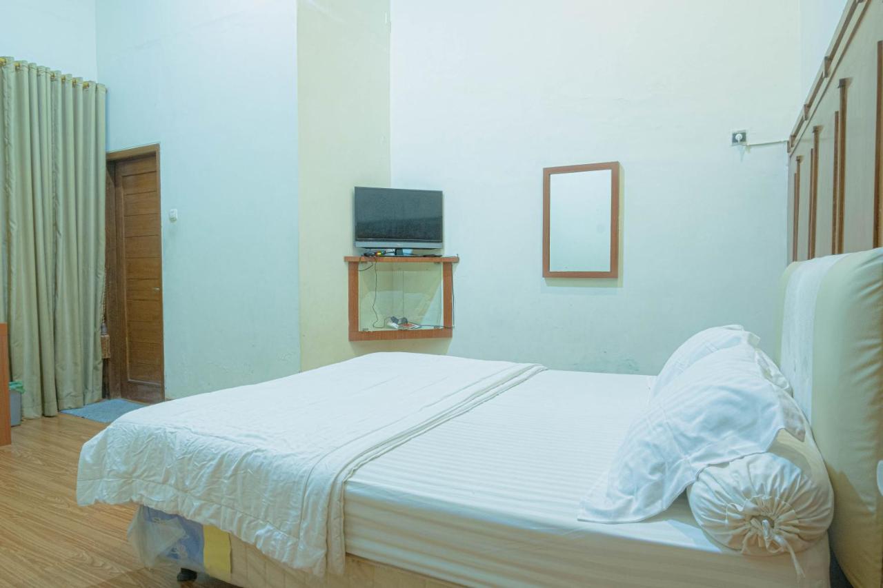 Kartika Syariah Guest House Solo Exterior foto