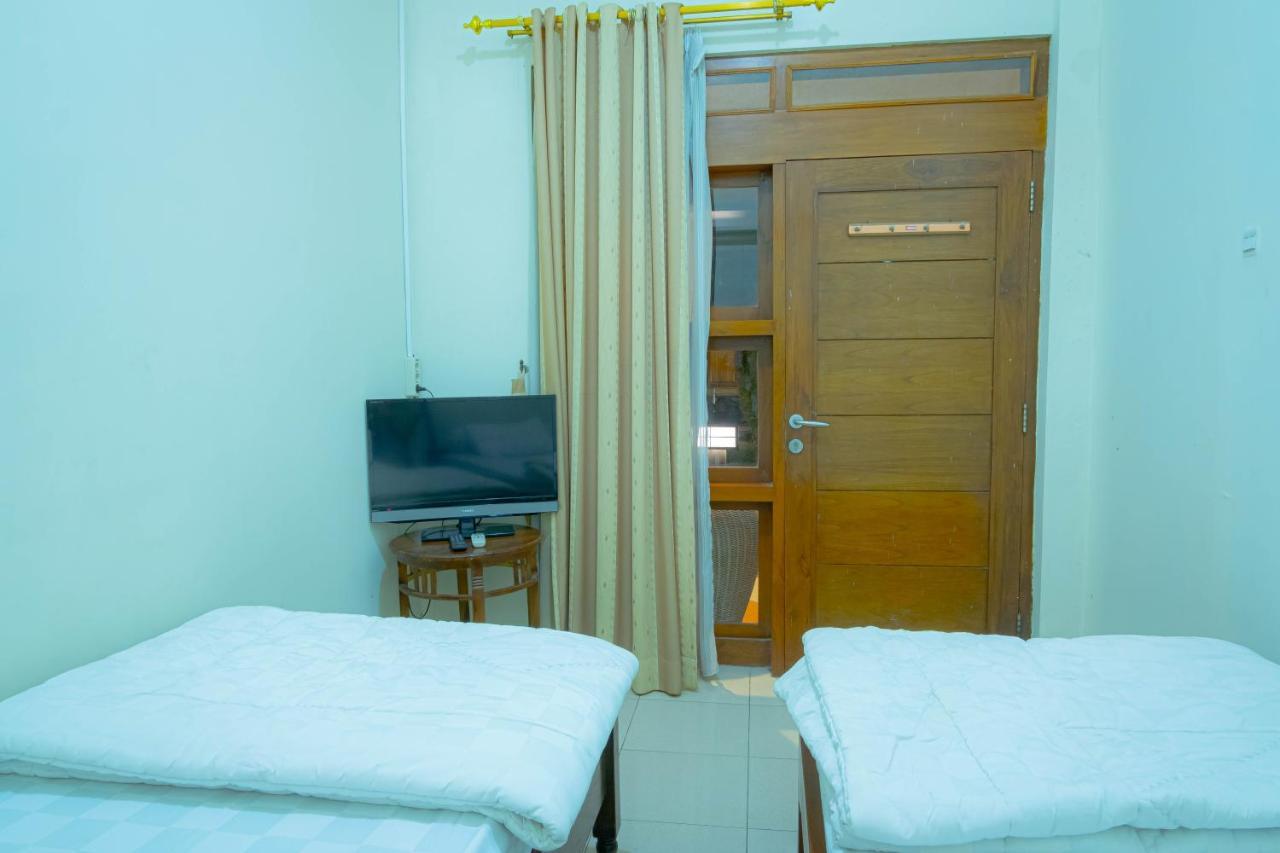 Kartika Syariah Guest House Solo Exterior foto